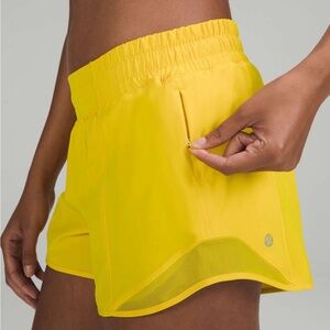 *SOLD* 🍋 Lululemon Hotty Hot Low-Rise Lined Short 4"
Yellow
